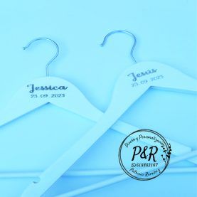 eventosyregalospersonalizados pack de perchas grabadas con laser nombre y fecha 01